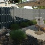 Recinzione privacy WPC grigio chiaro con elementi in alluminio, 180x180 cm, in giardino.