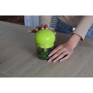 Tritatutto t.b.t. verde con erbe aromatiche, azionato da due mani.