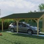 Posto auto coperto con pannelli bituminosi e auto in giardino.