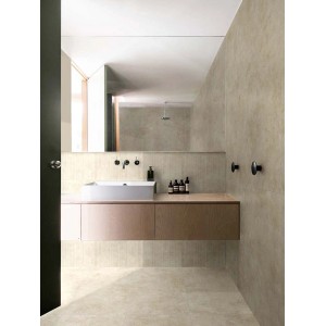 Piastrelle per pavimenti beige in bagno con mobile lavabo e specchio.