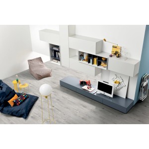 Stanza luminosa con piastrelle per pavimenti grigie. Interni moderni con pouf e parete TV.