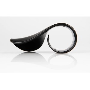 Accessorio nero t.b.t. per esterni auto, primo piano.