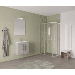 Scena del bagno con mobile lavabo, specchio e doccia. Arredo bagno moderno.