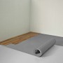 Sottopavimento grigio Basic per parquet e laminato (1,6 mm, 20 m²) arrotolato sul pavimento.