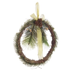 Ghirlanda natalizia decorativa con rami di abete, pigne e nastro.