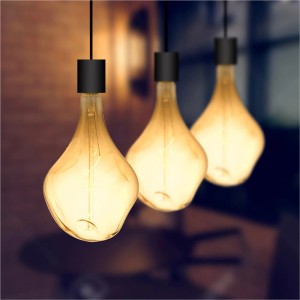 Tre lampadine LED E27 dalla forma insolita e luce calda.