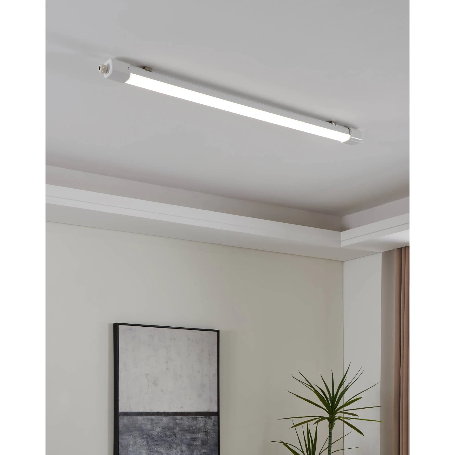 Plafoniera stagna a LED Eglo Slim bianca (110,5 cm) a soffitto.
