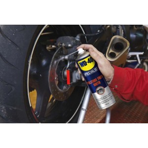 WD-40 Pulitore Freni Moto in uso su un freno di moto.