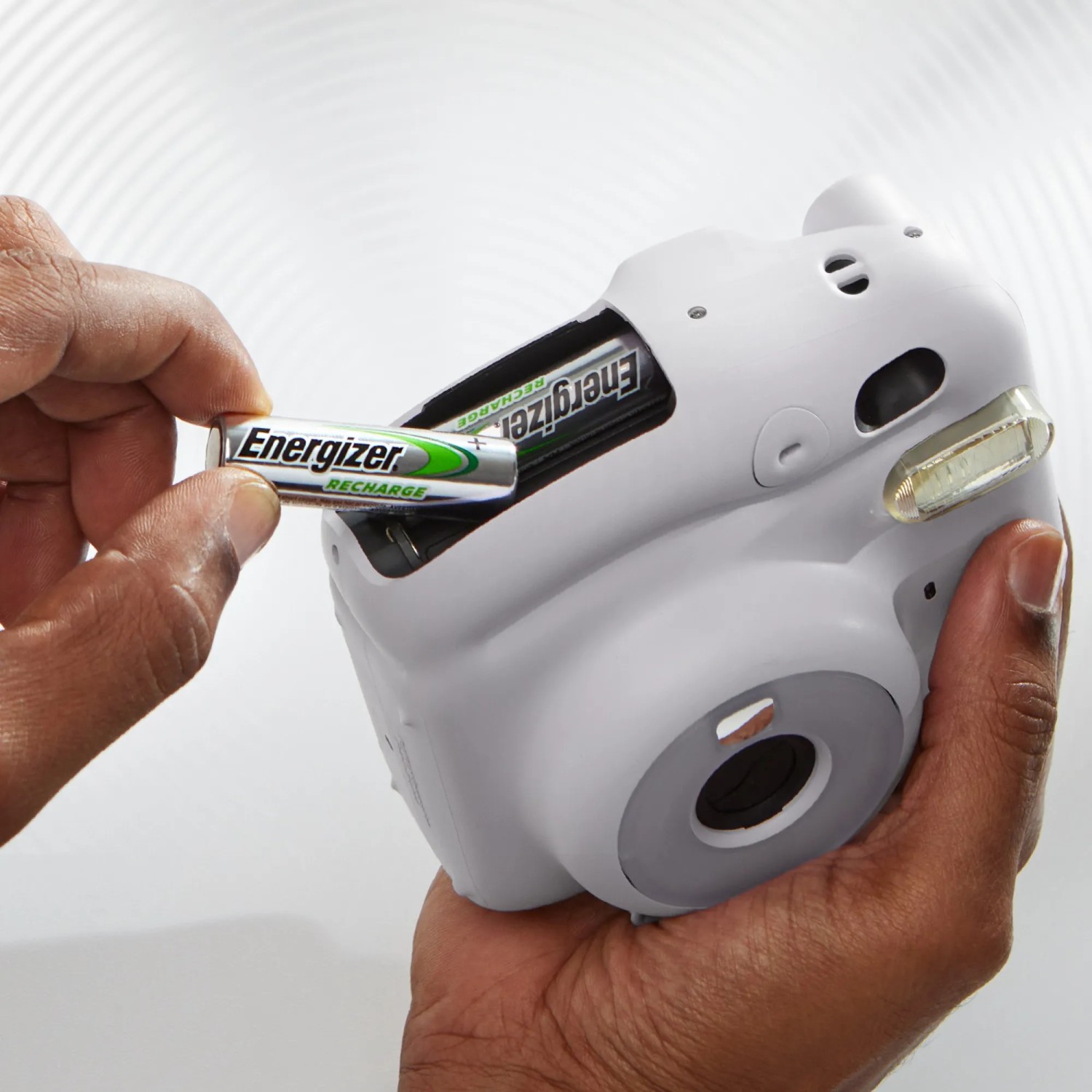 Batteria Energizer Power Plus AA inserita in una fotocamera.
