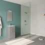 Mobile bagno grigio con lavabo in un bagno moderno.