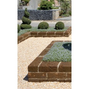 Esempio di design del giardino con bordure t.b.t. e vialetto di ghiaia.