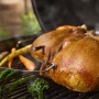 Tacchino grigliato con verdure su una griglia, monitorato con sonda di temperatura Weber Smart Hub.