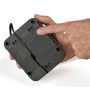 Caricabatterie Einhell Power X-Change, vista posteriore con dispositivo di sospensione, tenuto in mano.