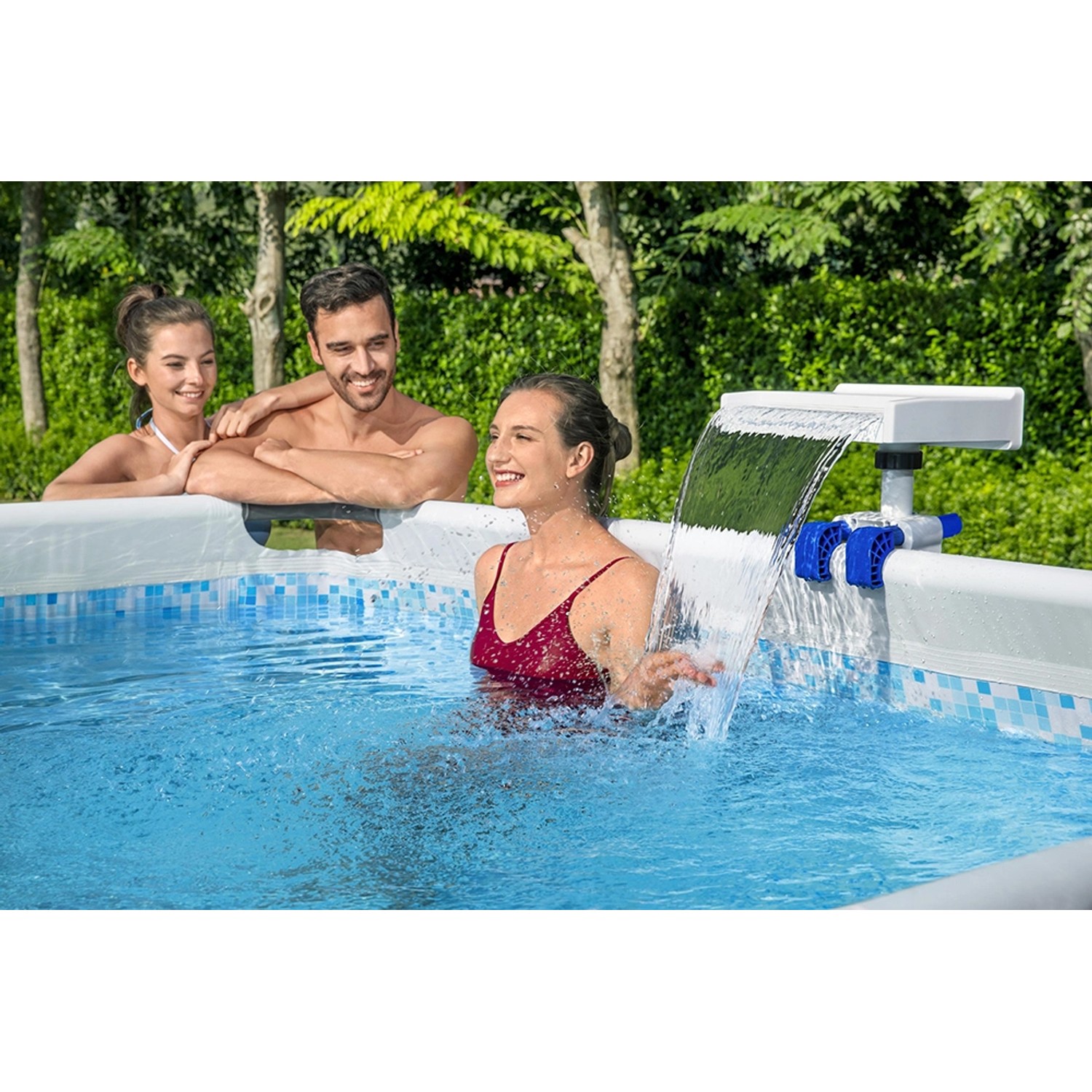 Cascata per piscina Flowclear™ con luce LED in uso su una piscina con struttura in acciaio con bagnanti.