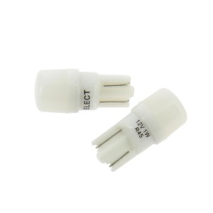 Due lampadine bianche t.b.t. per impianto elettrico auto, dettaglio.