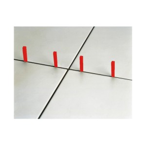 Cunei per piastrelle LUX Classic 5 mm tra piastrelle bianche per fughe uniformi.