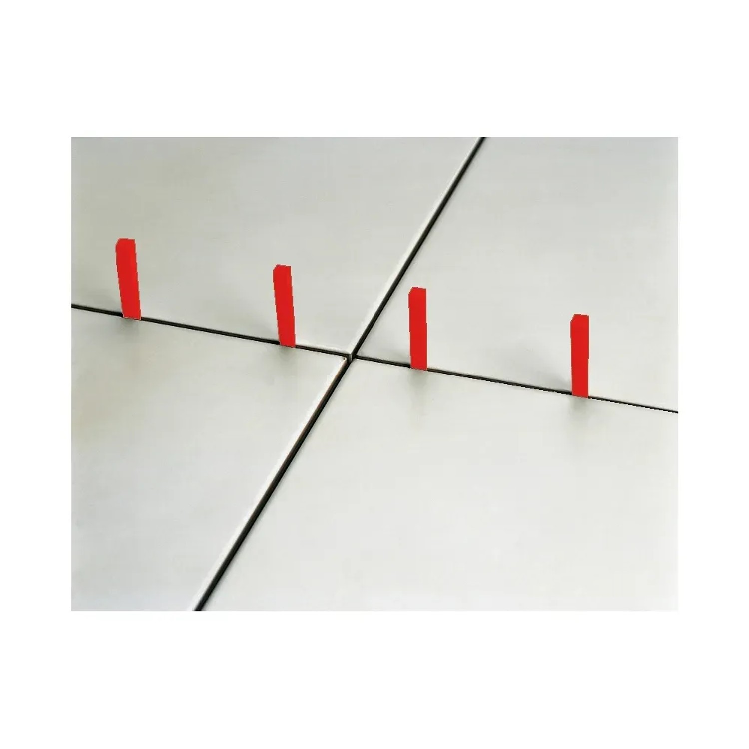 Cunei per piastrelle LUX Classic 5 mm tra piastrelle bianche per fughe uniformi.