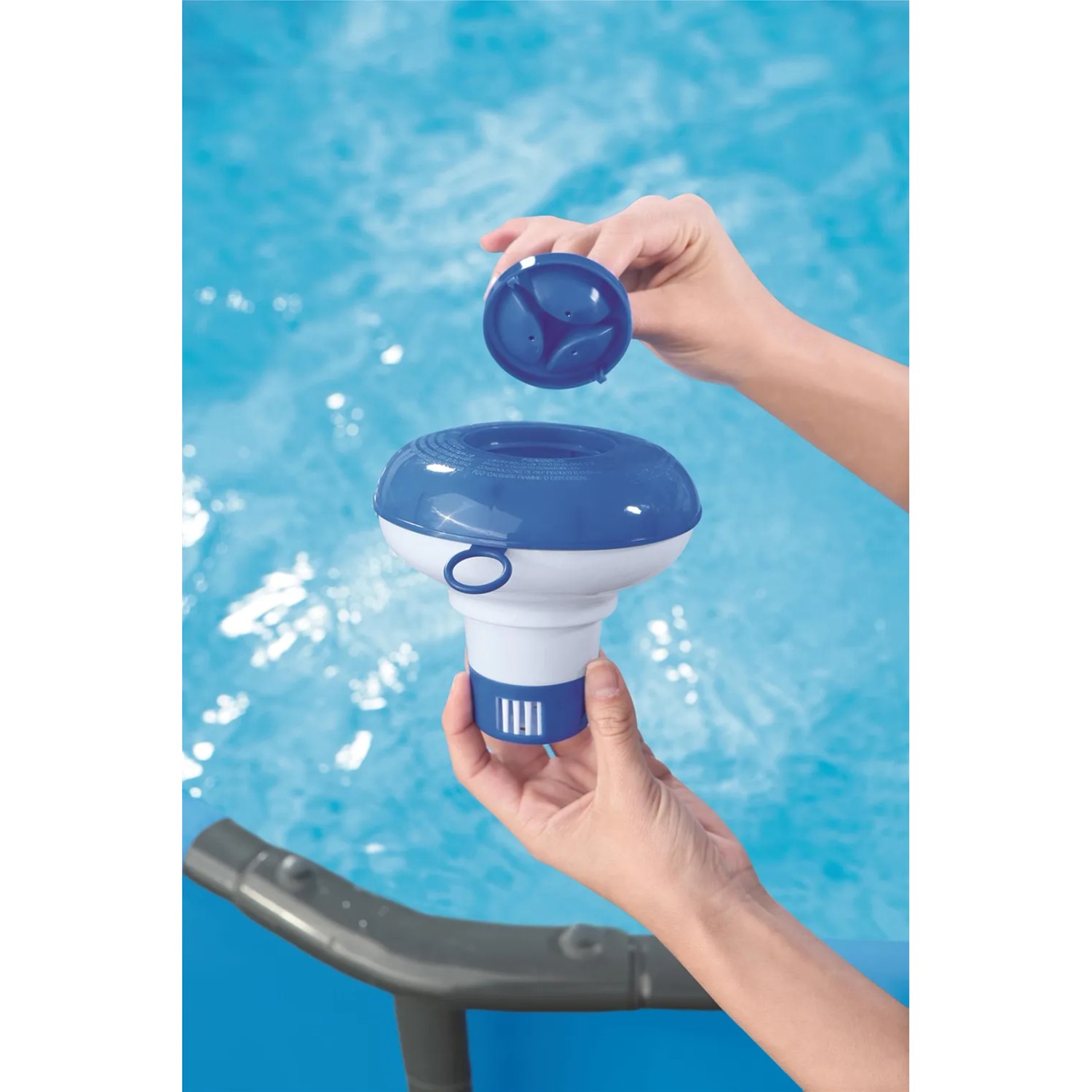Galleggiante chimico per piscina Bestway per il rilascio di sostanze chimiche nell'acqua.