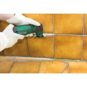 LUX Lama per sega segmentata HM 85 mm in uso per rimuovere la malta tra le piastrelle.