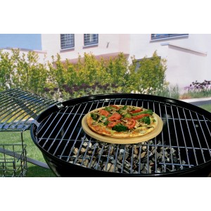 Pizza su accessorio per barbecue in griglia a carbone. Accessori per barbecue.