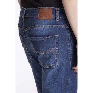 Dettaglio di jeans blu t.b.t.: tasca posteriore e etichetta del marchio.