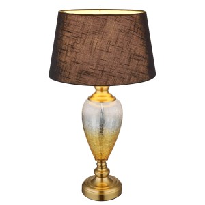 Elegante lampada da tavolo con paralume marrone e base dorata per un'illuminazione d'atmosfera.