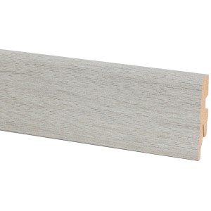 Battiscopa Rovere Fiorano, altezza 60 mm, con canalina per cavi. Aspetto legno chiaro.