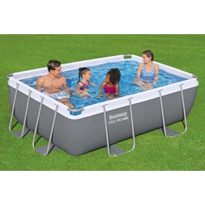 Piscina rettangolare con famiglia in giardino. Piscina Fast Set di Bestway.