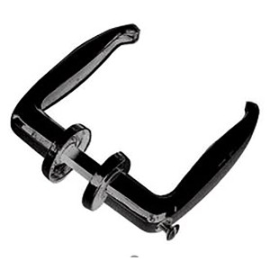 Dettaglio di maniglie nere per porte interne.
