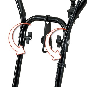 Dettaglio delle viti di regolazione sul manubrio del motozappatore elettrico Einhell GC-RT 7530.
