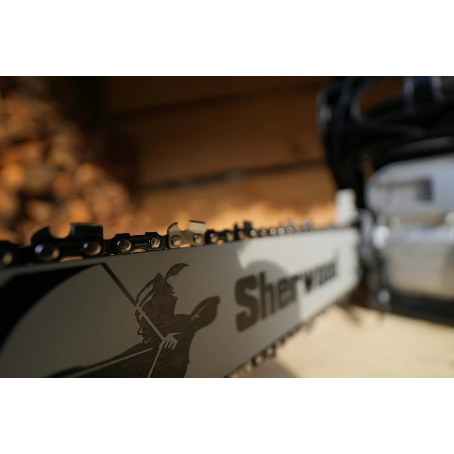 Primo piano di una motosega t.b.t. con catena affilata e logo "Sherwood".