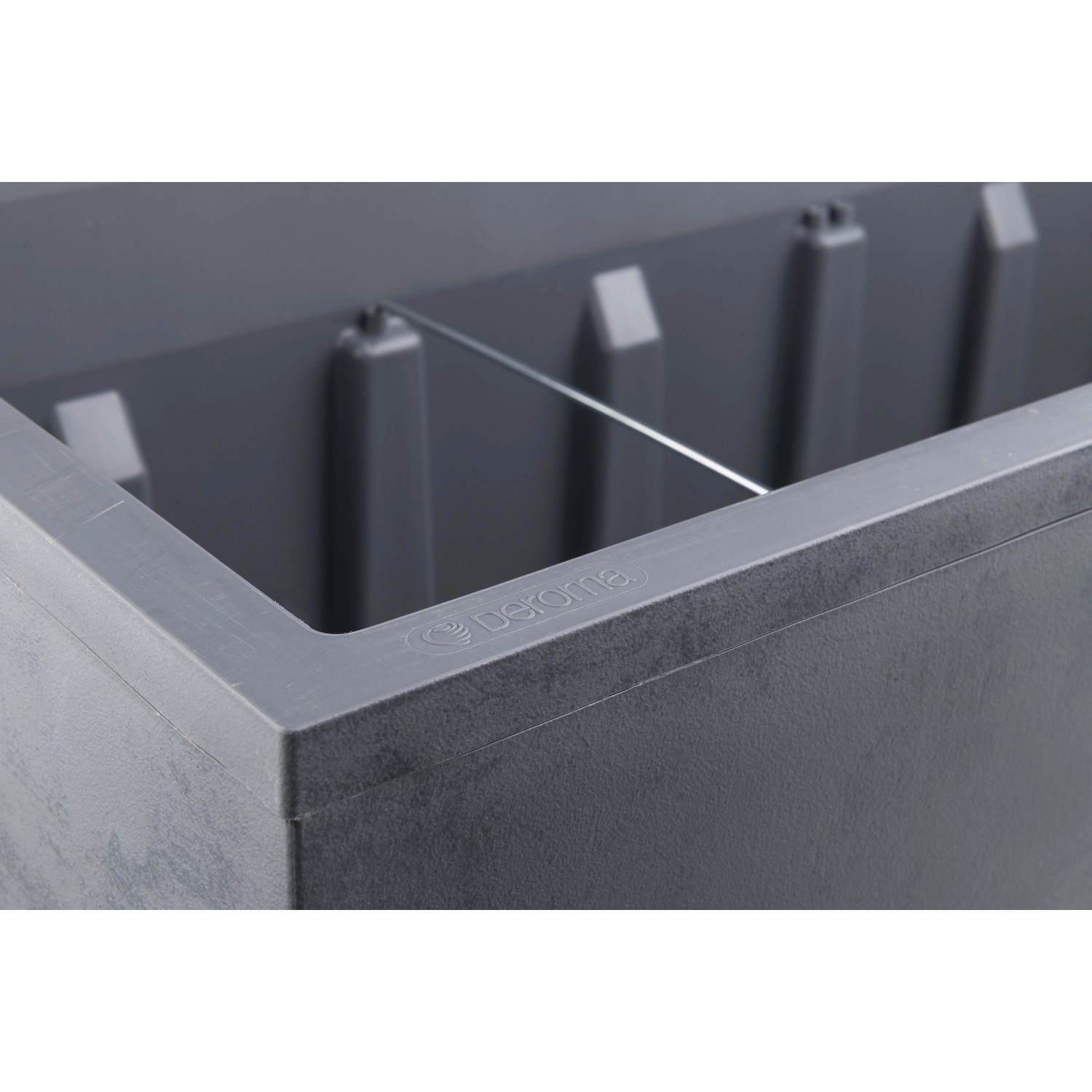 Dettaglio del vaso da fiori Deroma Millennium antracite (99,3 cm) con riserva d'acqua.