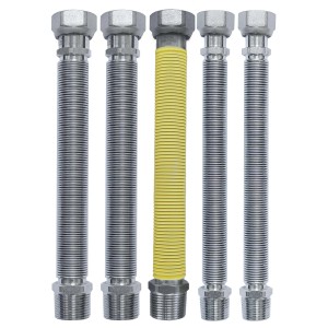Tubi corrugati flessibili in acciaio inox per caldaie, alcuni con guaina gialla.