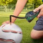 Pompa ad aria a batteria Bosch Easy Pump che gonfia un pallone su un campo di calcio.