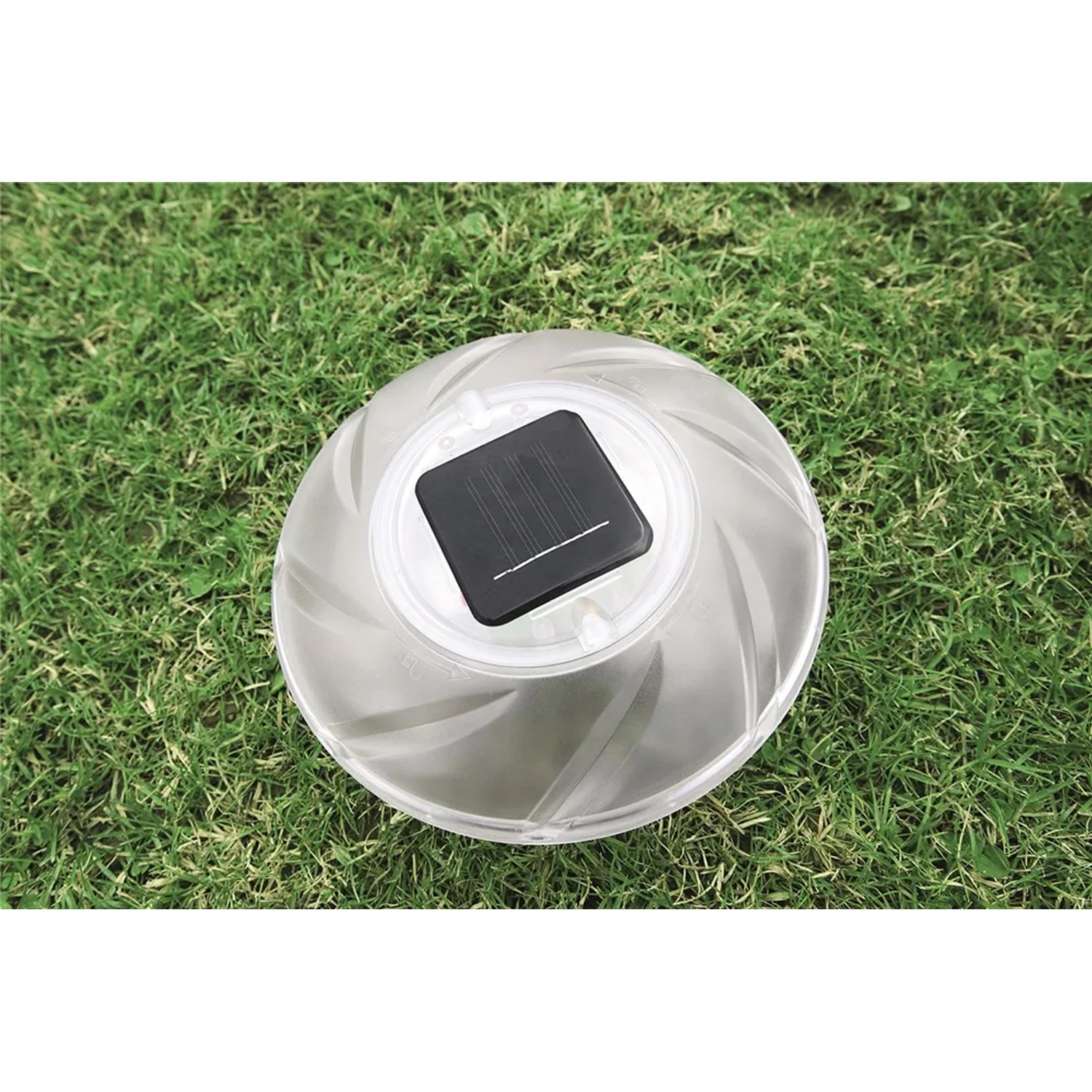 Flowclear Lampada solare a LED per piscina, illuminazione galleggiante con pannello solare su prato.