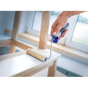 Rullo in feltro LUX (10 cm, 2 pz.) mentre vernicia una sedia di legno. Rullo per vernici.