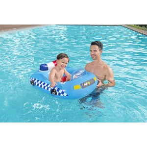 Bambino con gommone gonfiabile blu della polizia in piscina, accessorio per piscina.
