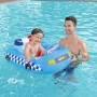 Bambino con gommone gonfiabile blu della polizia in piscina, accessorio per piscina.