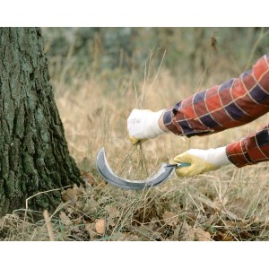 Utilizzo della falce rotonda LUX: una persona taglia l'erba con la falce all'albero.