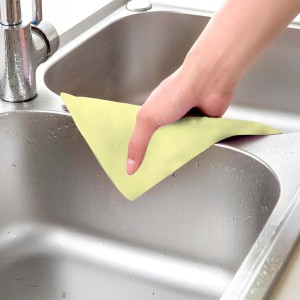 Panno t.b.t. chiaro per pulire un lavandino.