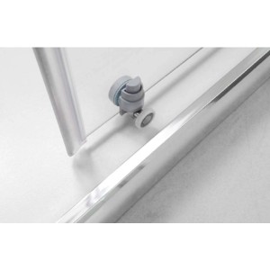 Dettaglio di un box doccia con guida a rulli e telaio argentato.