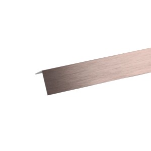 Profilo angolare in metallo spazzolato, ideale per finiture pulite.