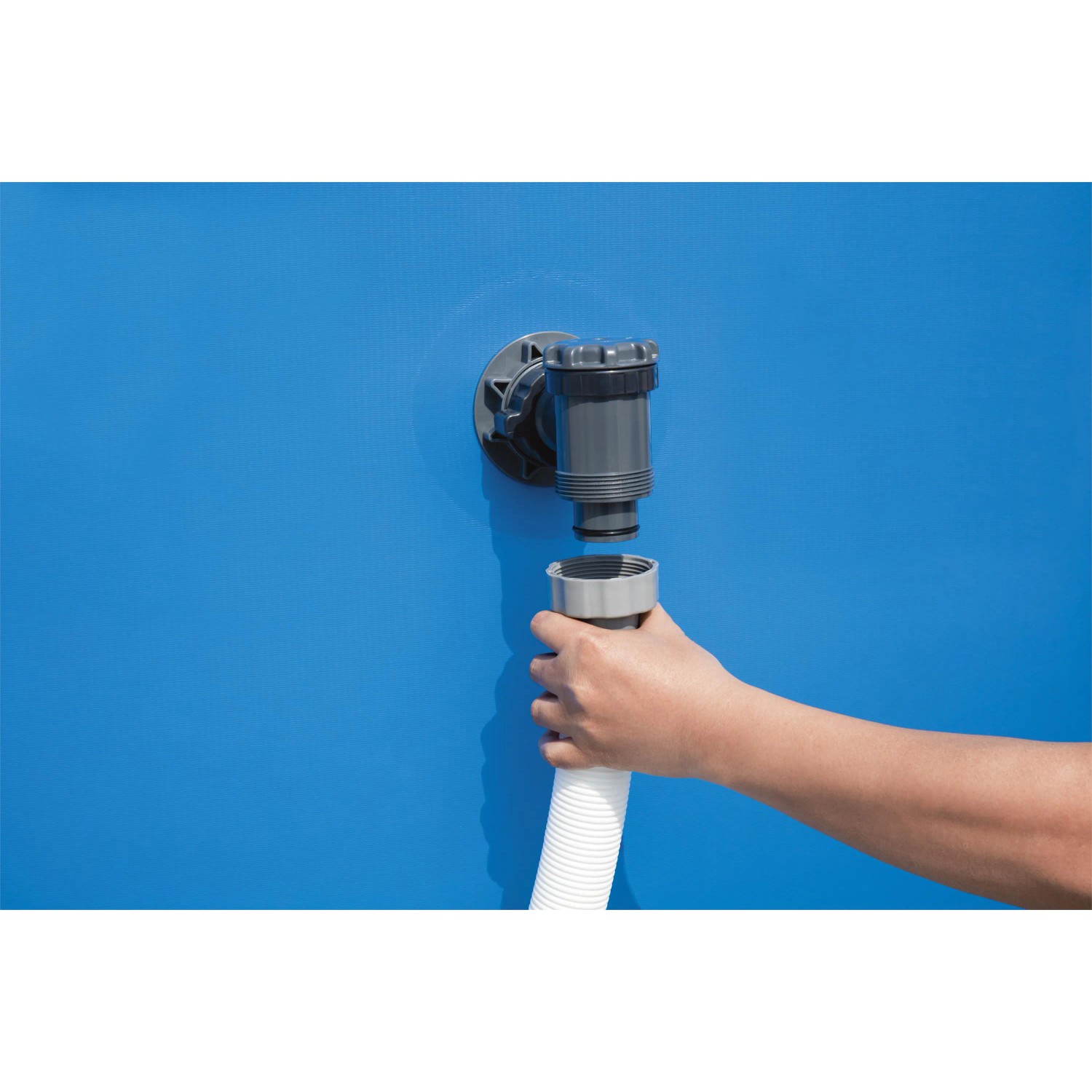 Pompa filtro Bestway Flowclear 5.678 l/h collegata a una piscina.