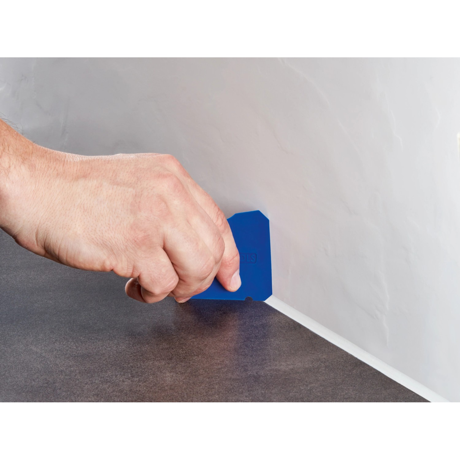 Utilizzo del lisciagugli LUX Comfort (4 pezzi) per lisciare una fuga in silicone.