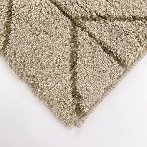 Dettaglio di un tappeto da bagno t.b.t. beige con motivo geometrico.