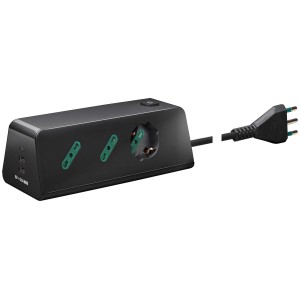 Multipresa nera t.b.t. con tre prese e porte USB.