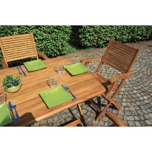 Tavolo da giardino in legno con sedie e piatti verdi, ideale per mangiare all'aperto.