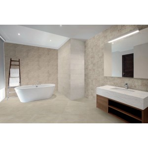 Bagno con piastrelle da rivestimento t.b.t. in beige e bianco, vasca e mobile bagno.