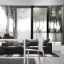 Plafoniere LED moderna t.b.t. con illuminazione colorata nel soggiorno.