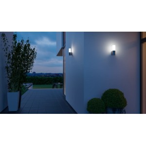 Due lampade da parete per esterni a LED Steinel L 605 antracite su una parete di casa.
